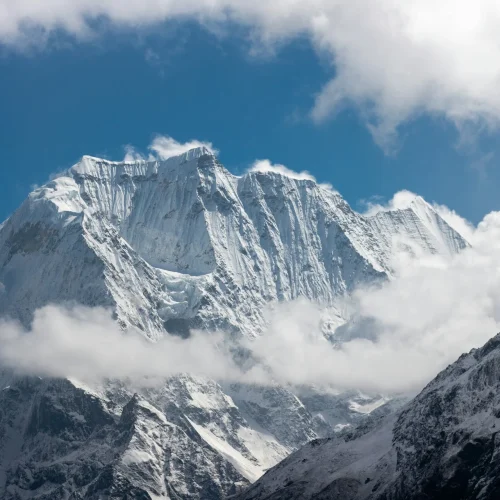 manaslu snow covered